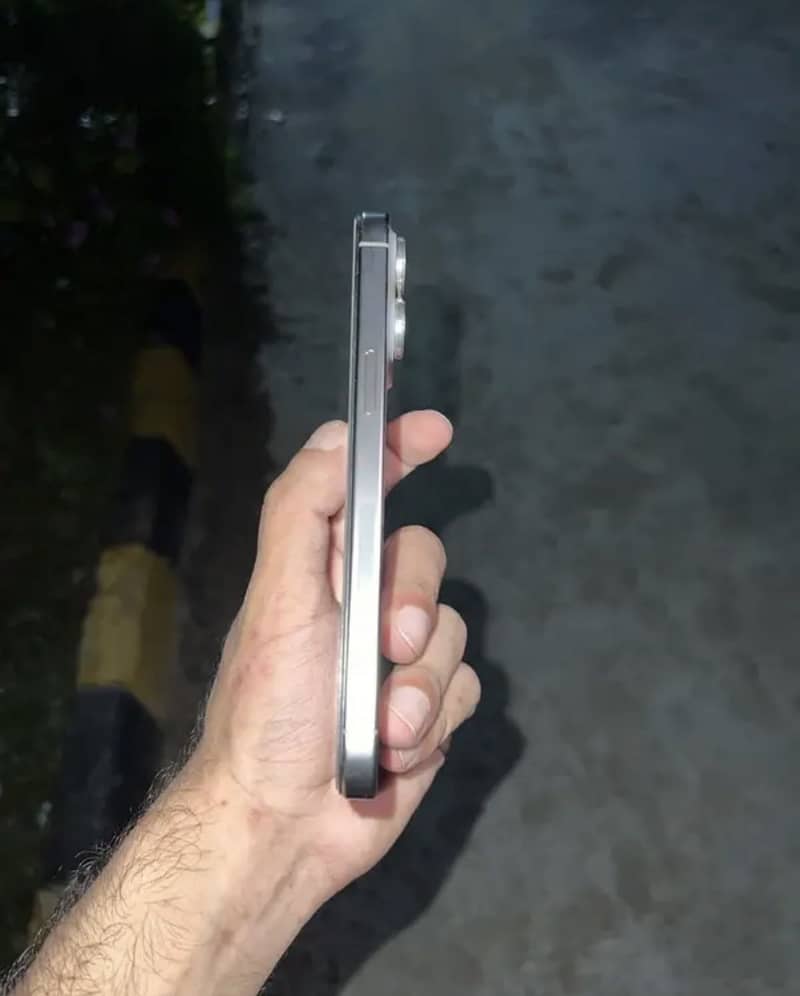 Apple iPhone 15 Pro Max 4