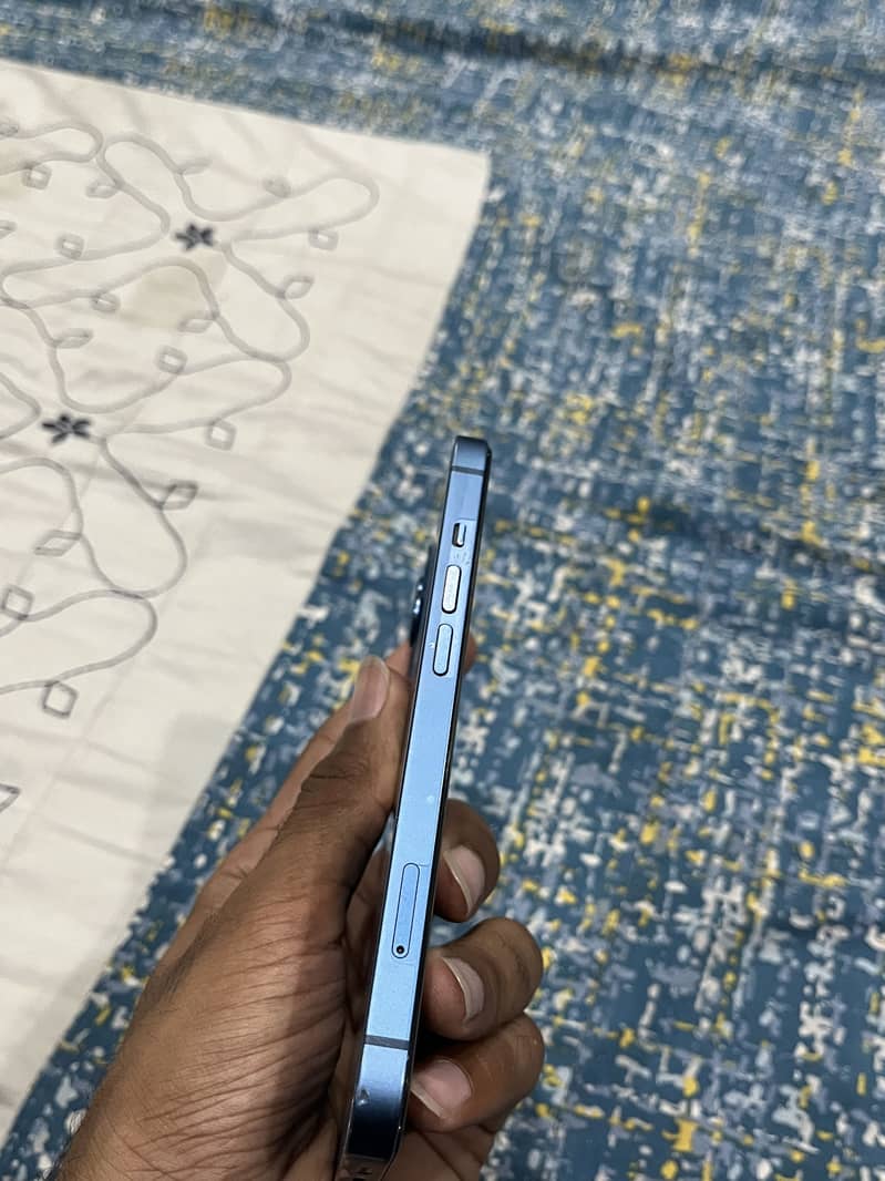 Apple iPhone 13 4