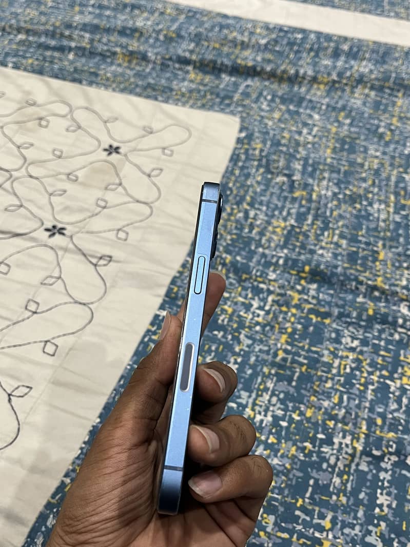 Apple iPhone 13 5