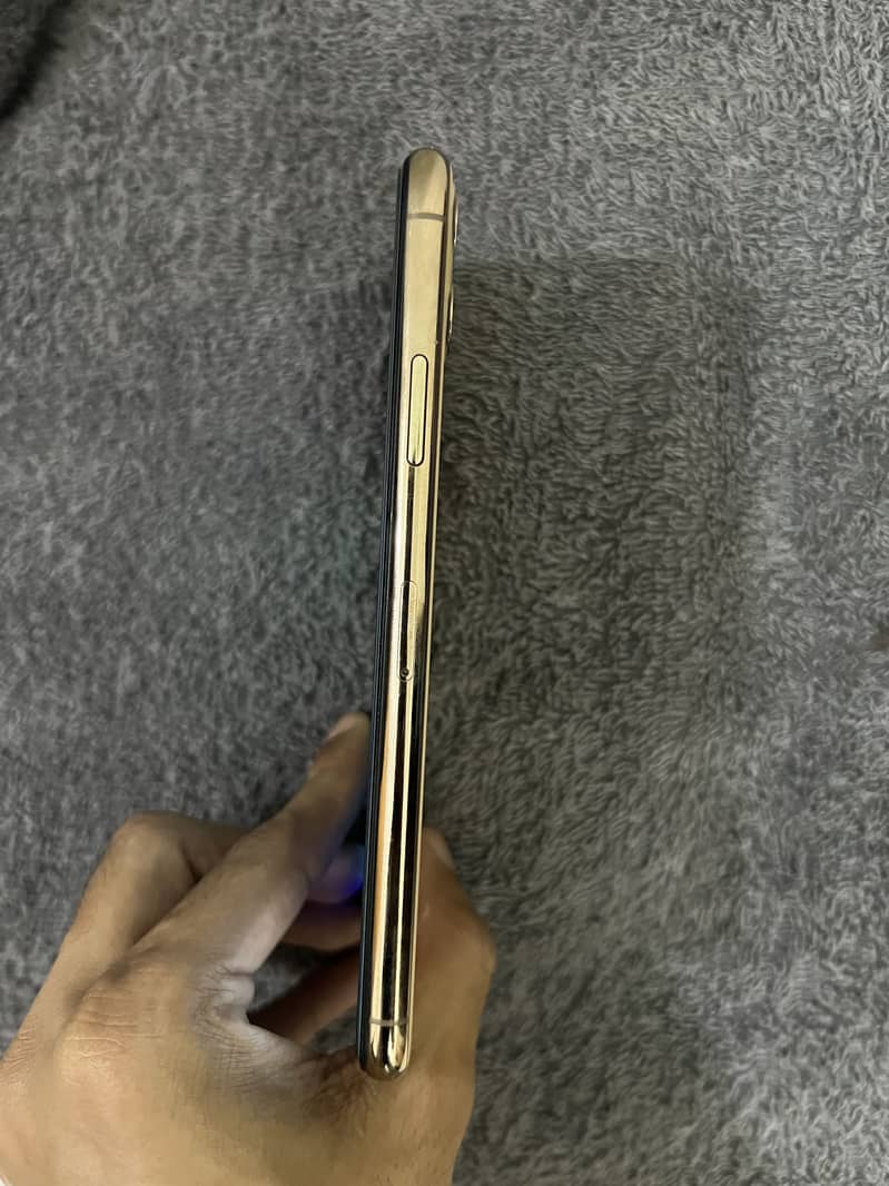 Apple iPhone 11 Pro Max 4