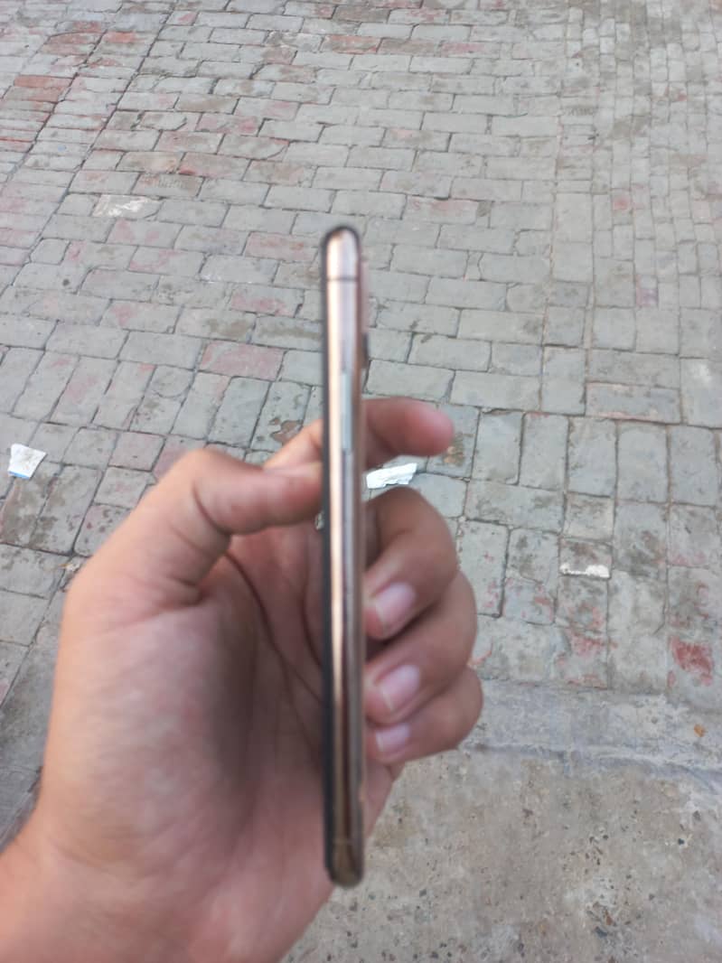 Apple iPhone XS 4