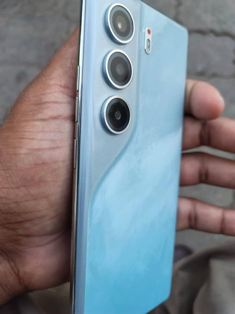 Tecno CAMON 40 Pro 1