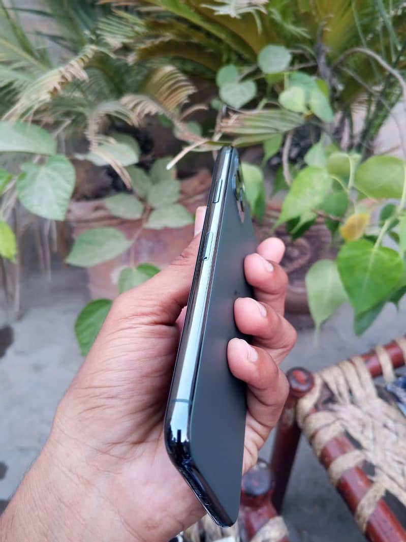 Apple iPhone 11 Pro Max 6