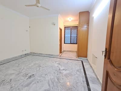 House for rent available in f-11 Islamabad