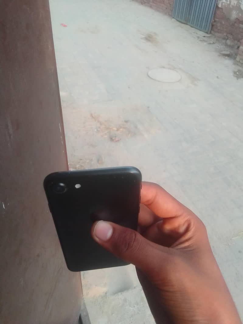 Apple iPhone 7 0