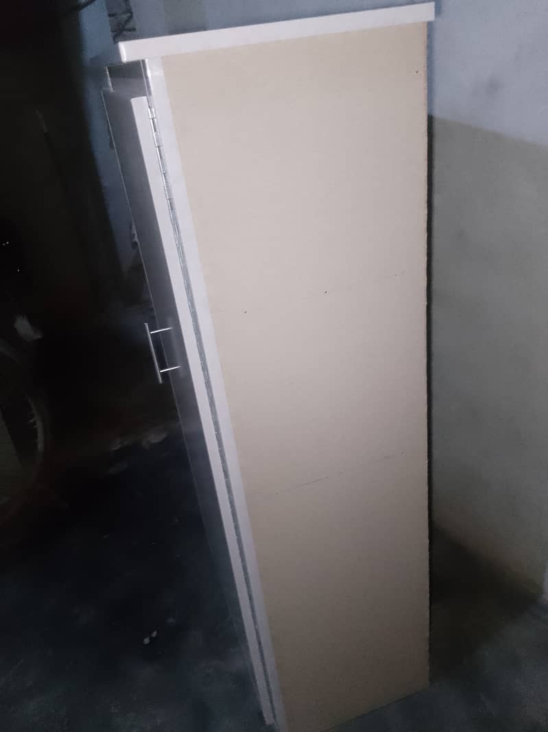 ایک انتہائی خوبصورت چار خانوں والی سفید الماری 1