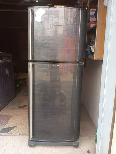 Dawlance medium size fridge for sale in 100% working condition