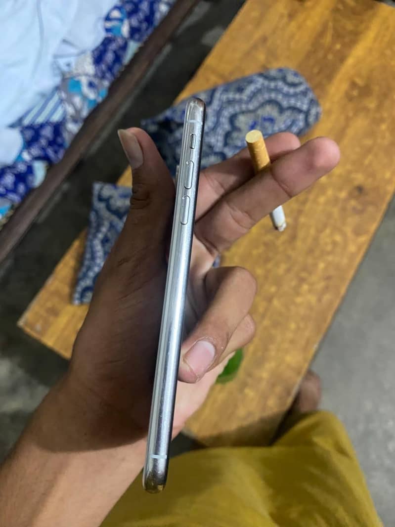Apple iPhone X 4