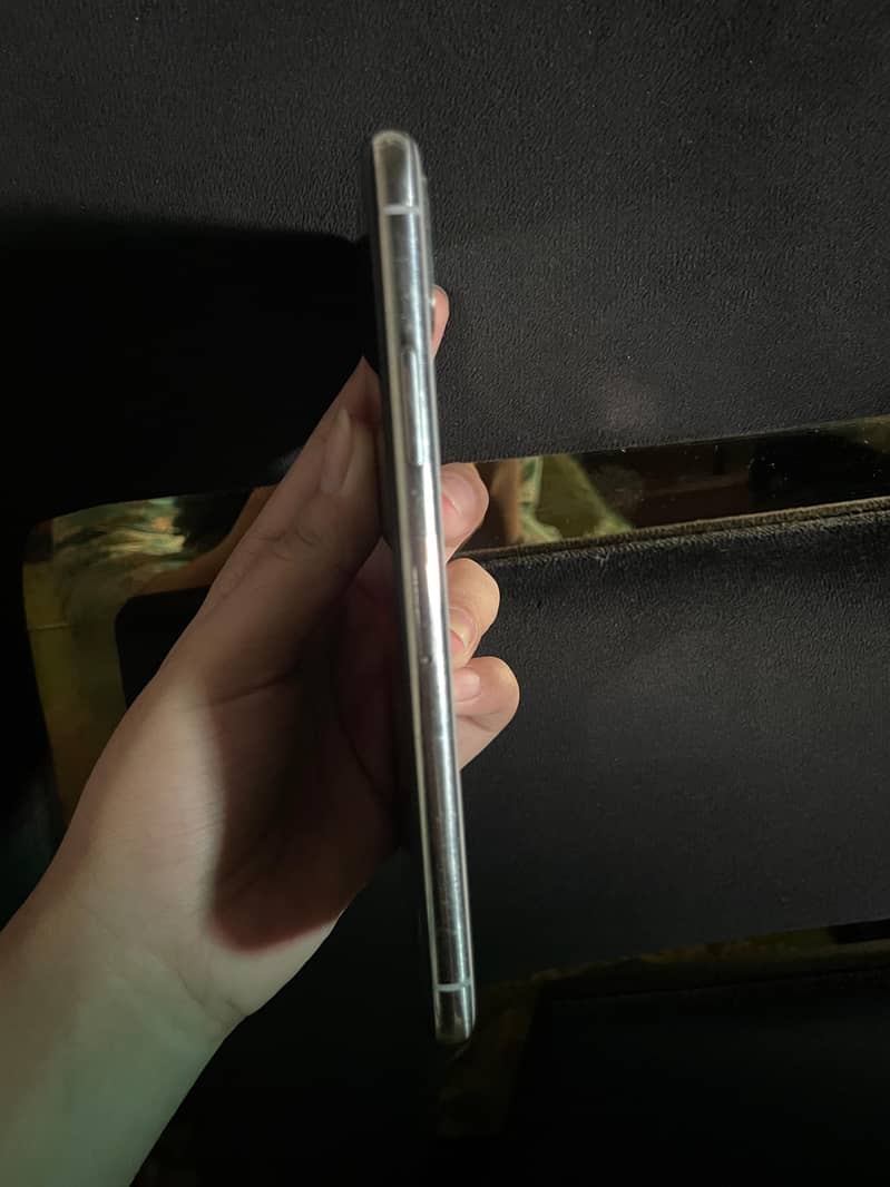 Apple iPhone X 4