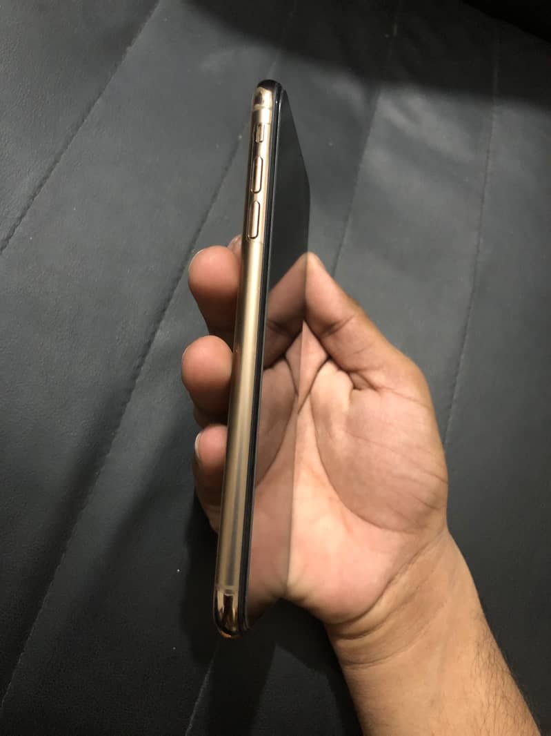 Apple iPhone XS Max 4