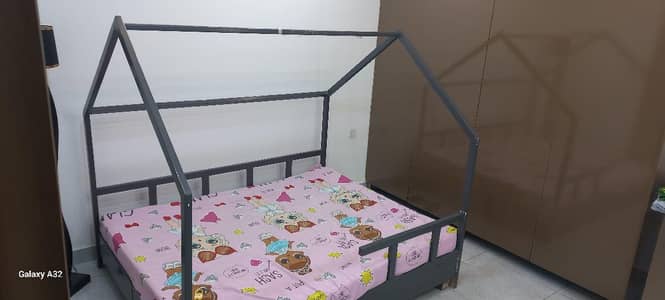 kids bed 5x5.5 with matress