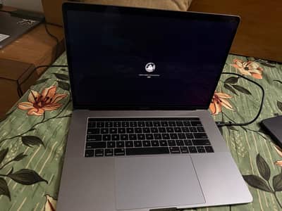 MacBook pro A1990 core i7 16 GB RAM 256 GB SSD