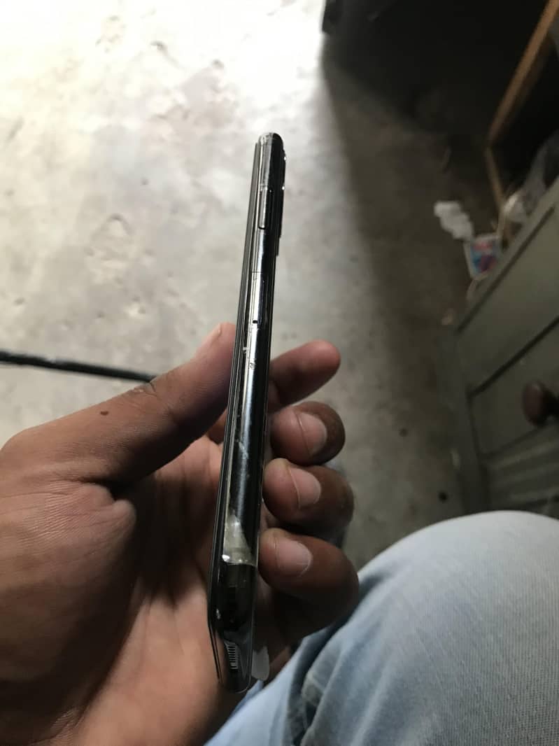 Apple iPhone 11 Pro Max 4
