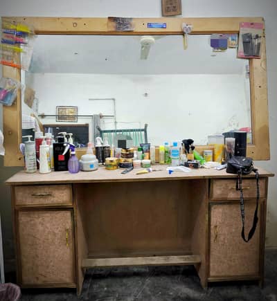wooden parlour/salon dressing table with large mirror