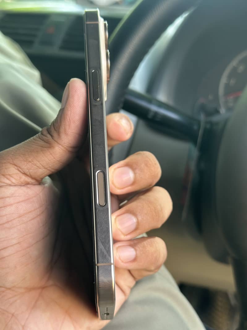 Apple iPhone 16 Pro Max 2