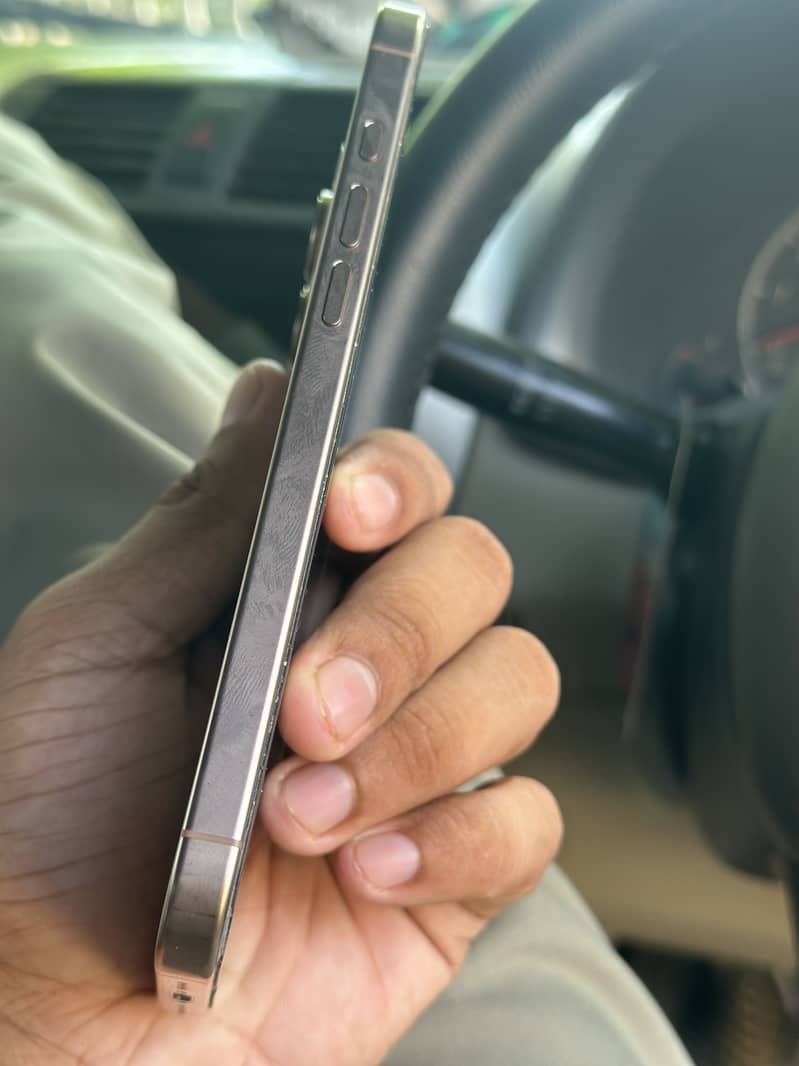 Apple iPhone 16 Pro Max 3