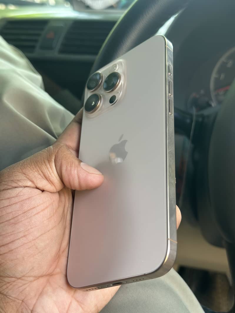 Apple iPhone 16 Pro Max 4