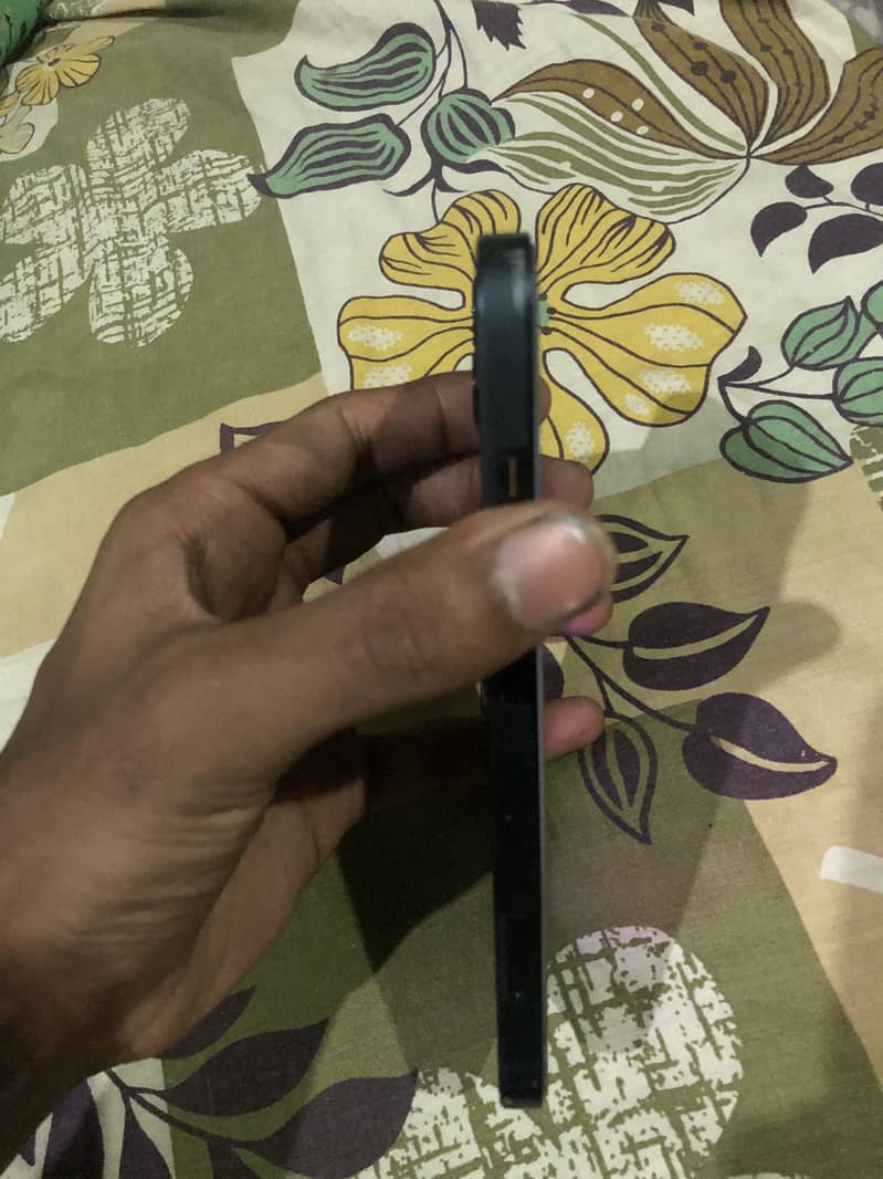 Apple iPhone 13 5