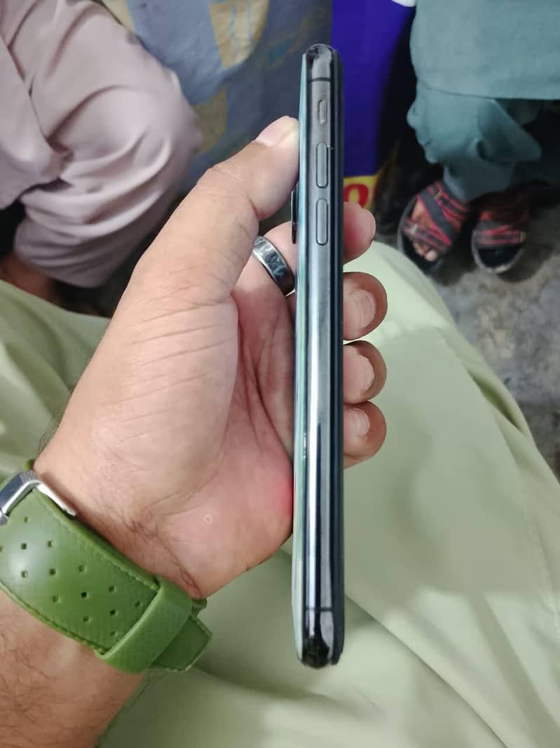 Apple iPhone XS 4
