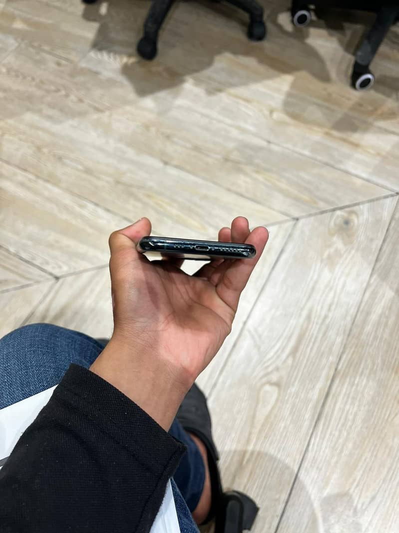 Apple iPhone 11 Pro 4