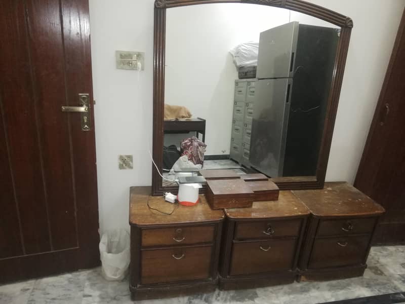 ڈبل بیڈ بمعہ کارنر اور ڈریسنگ شیشہ 3