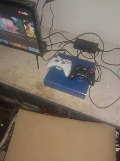 Xbox 360 limited edition with 30 gamens installed