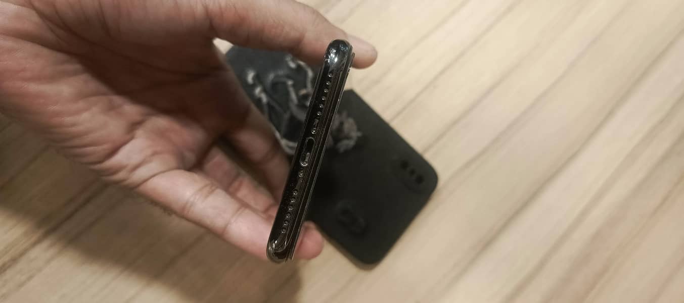 Apple iPhone X 4