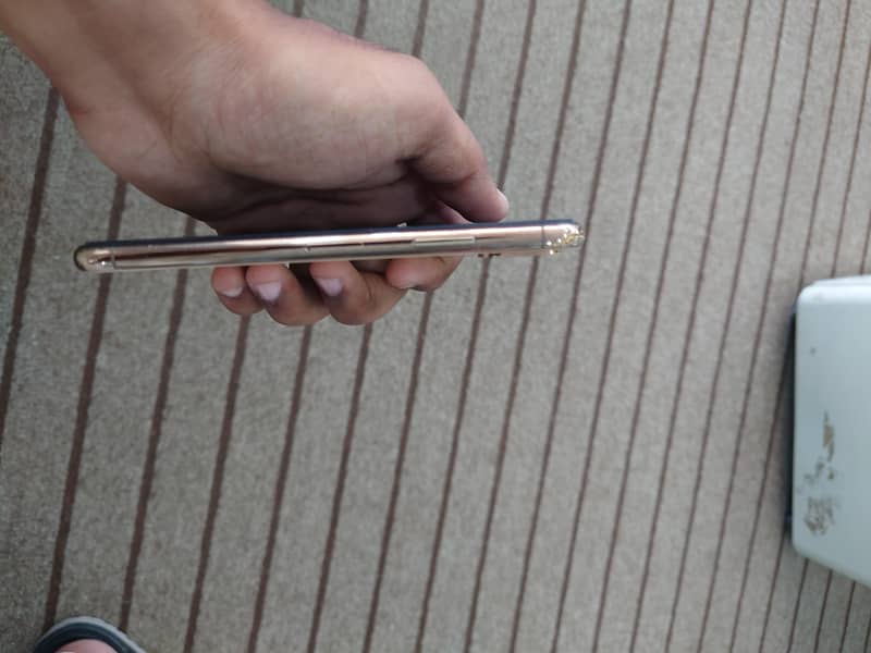 Apple iPhone XS 4