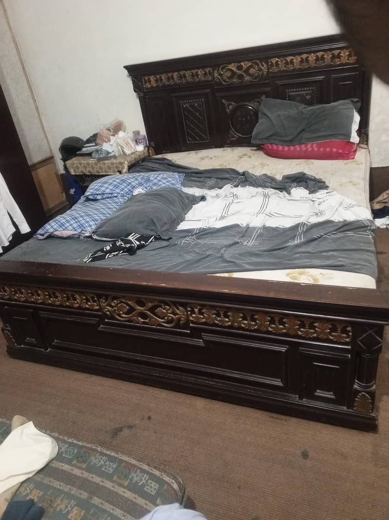bed and dressing table 0