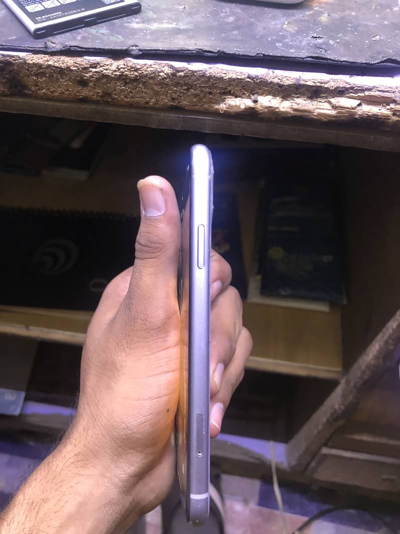 Apple iPhone 11 4
