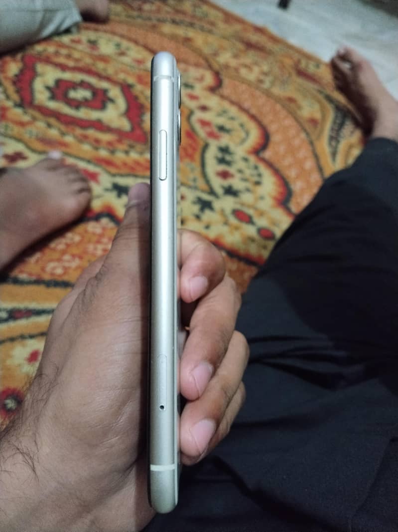 Apple iPhone 11 3
