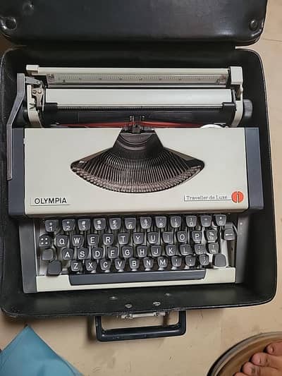 Olympia Traveller de Luxe Vintage Portable Typewriter w/ Oriinal Case