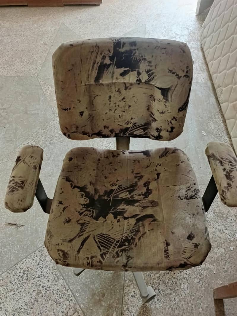 Computer Chair with Table 0