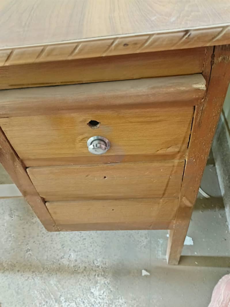 Computer Chair with Table 2