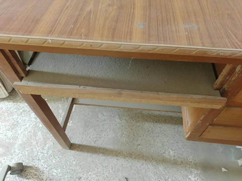 Computer Chair with Table 4