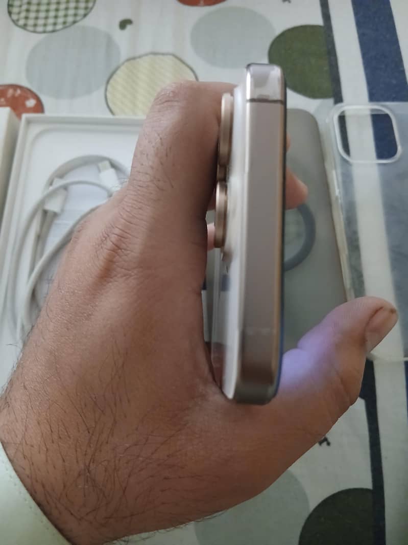 Apple iPhone 16 Pro Max 2