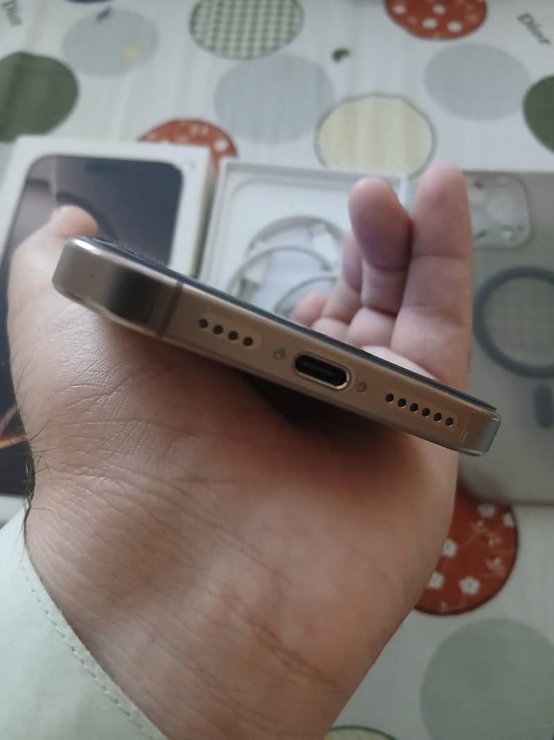 Apple iPhone 16 Pro Max 3