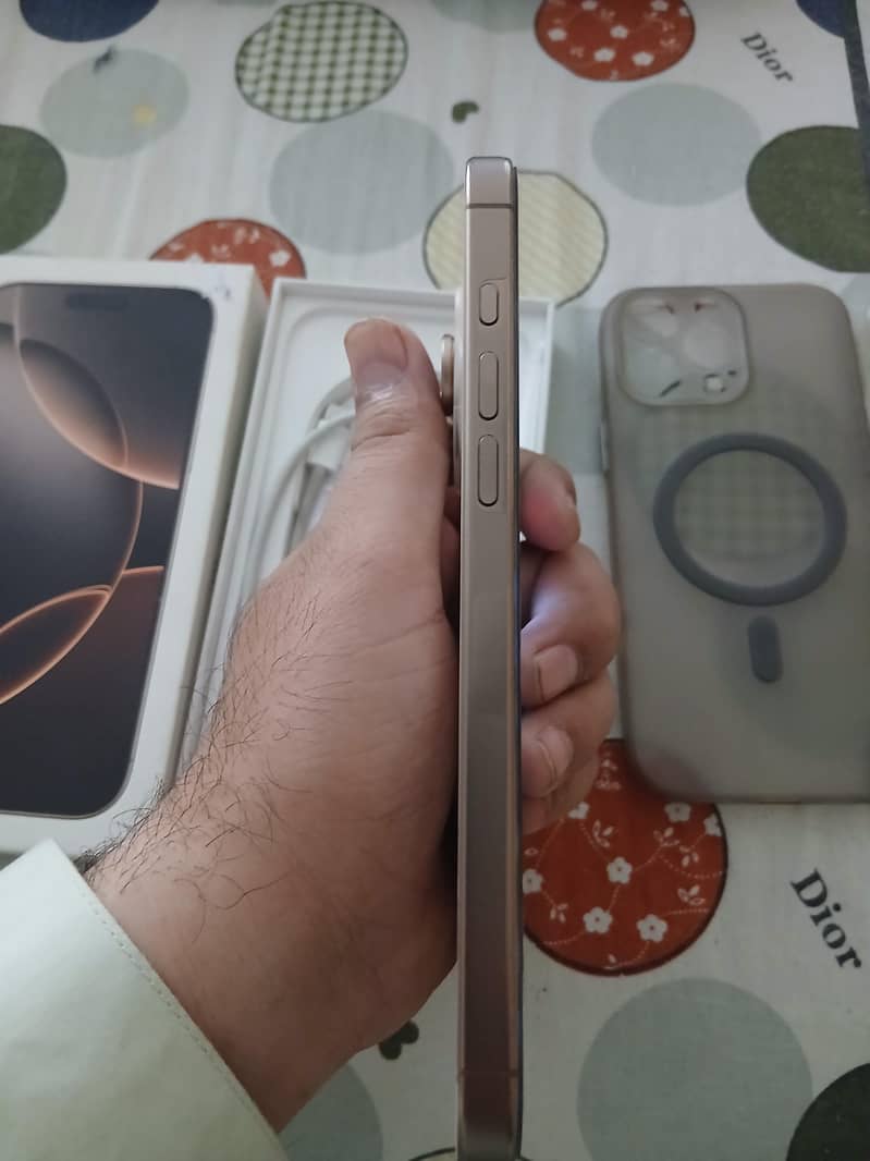 Apple iPhone 16 Pro Max 4