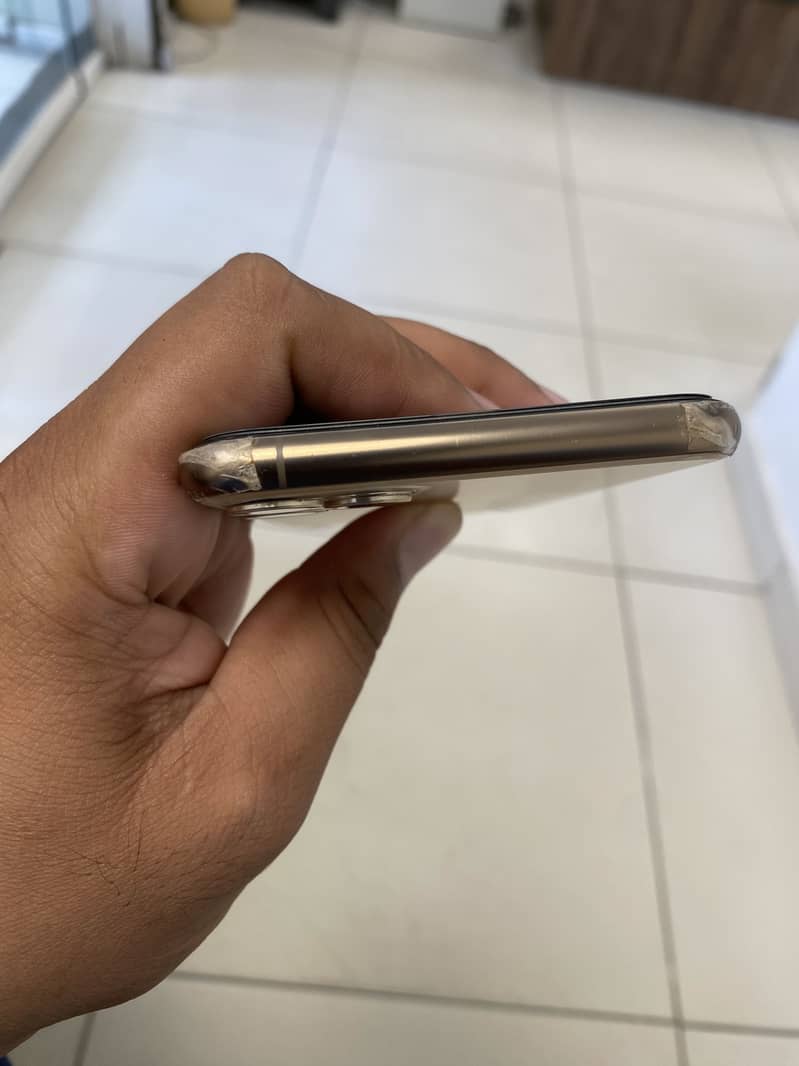 Apple iPhone 11 Pro Max 4