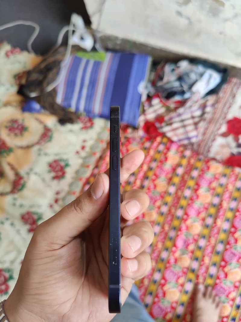 Apple iPhone 12 4