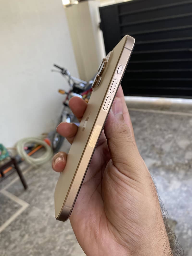 Apple iPhone 16 Pro Max 7