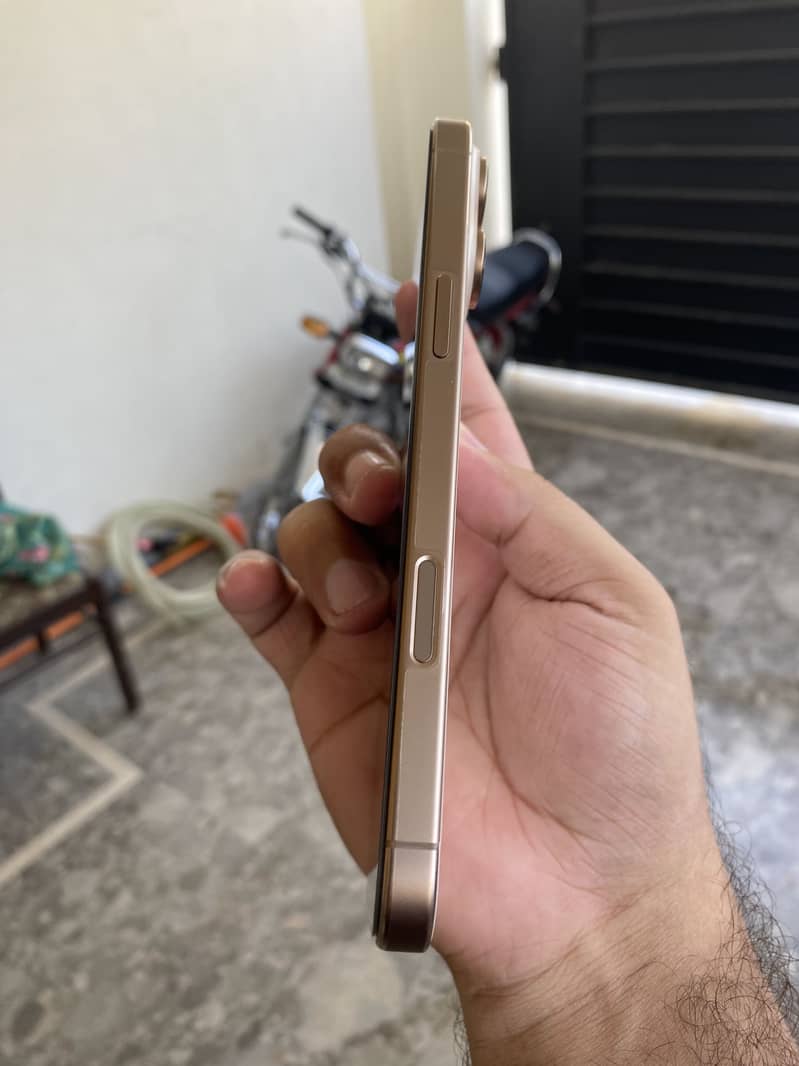 Apple iPhone 16 Pro Max 8