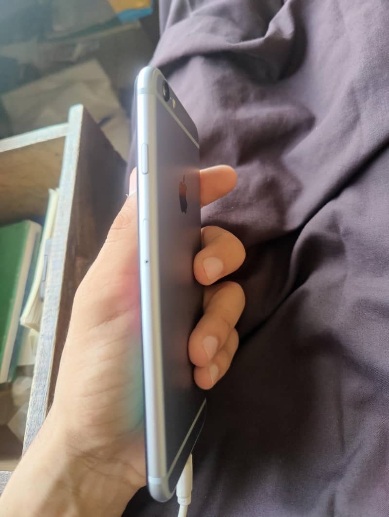 Apple iPhone 6S 4