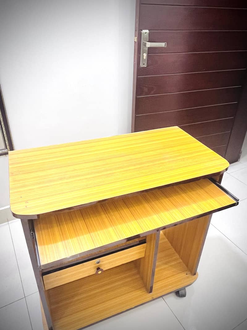 Computer trolly/table 1