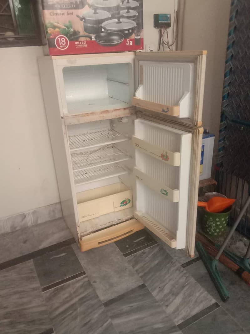 antique model fridge 1