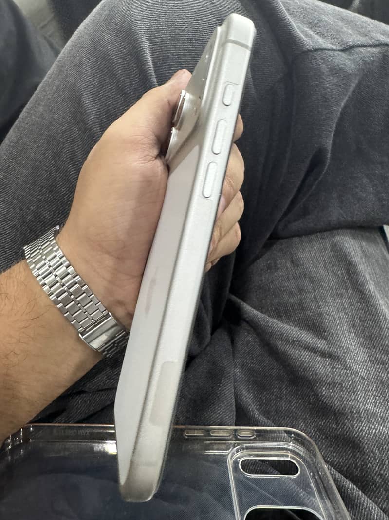 Apple iPhone 17 Pro Max 4