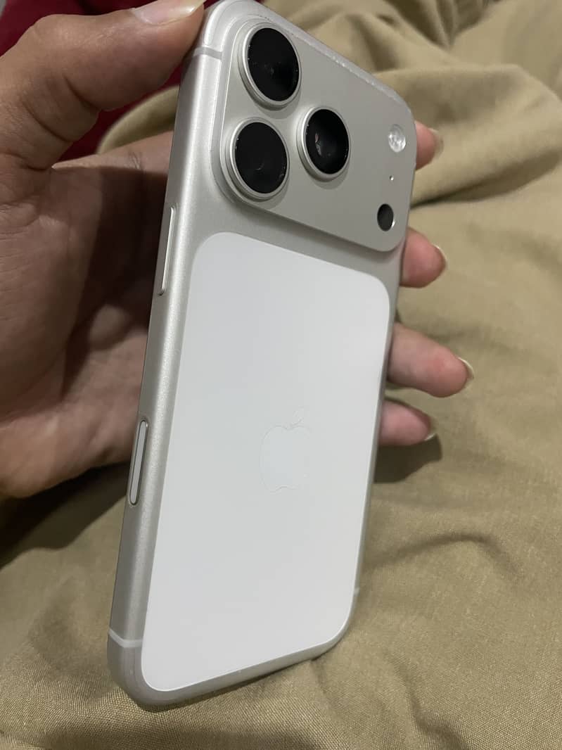 Apple iPhone 17 Pro Max 2