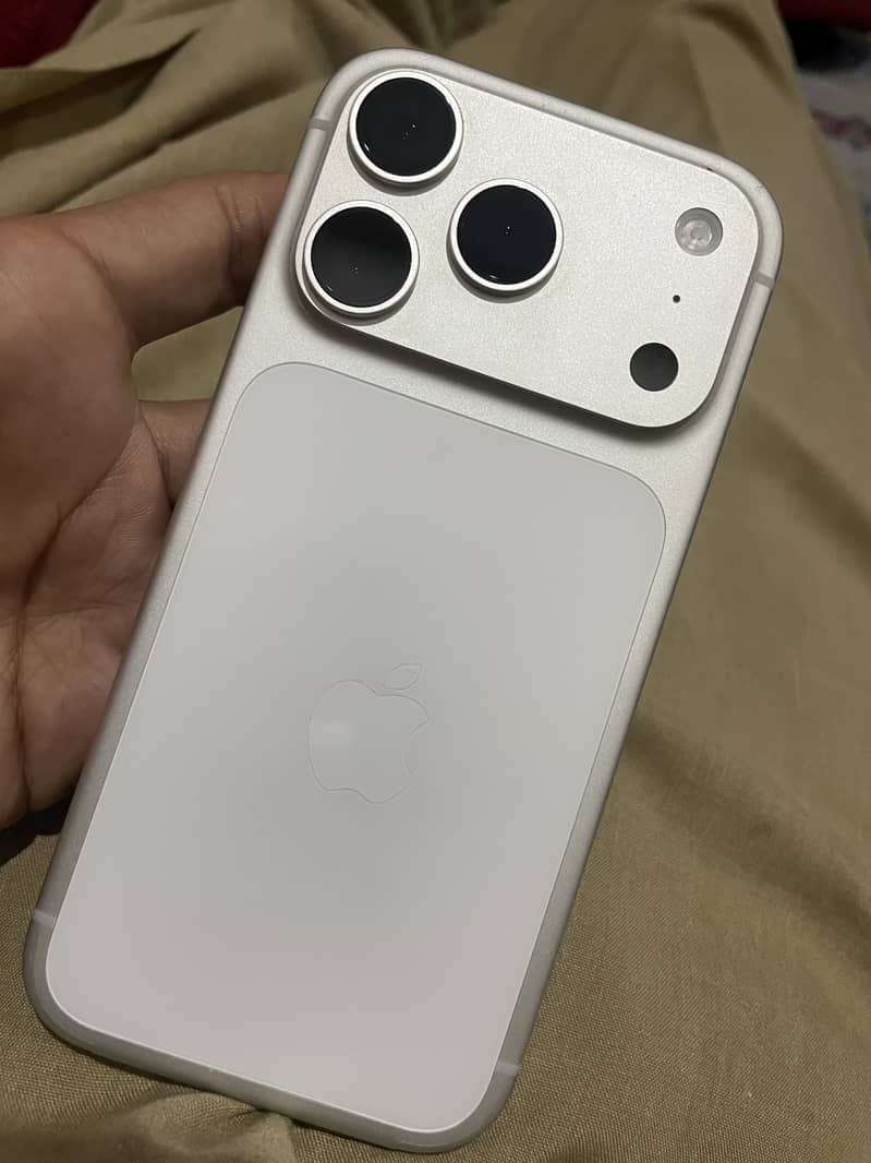 Apple iPhone 17 Pro Max 4