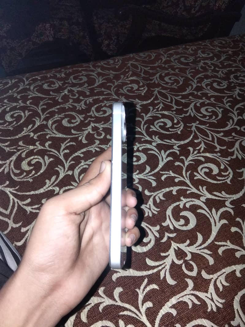Apple iPhone 13 2