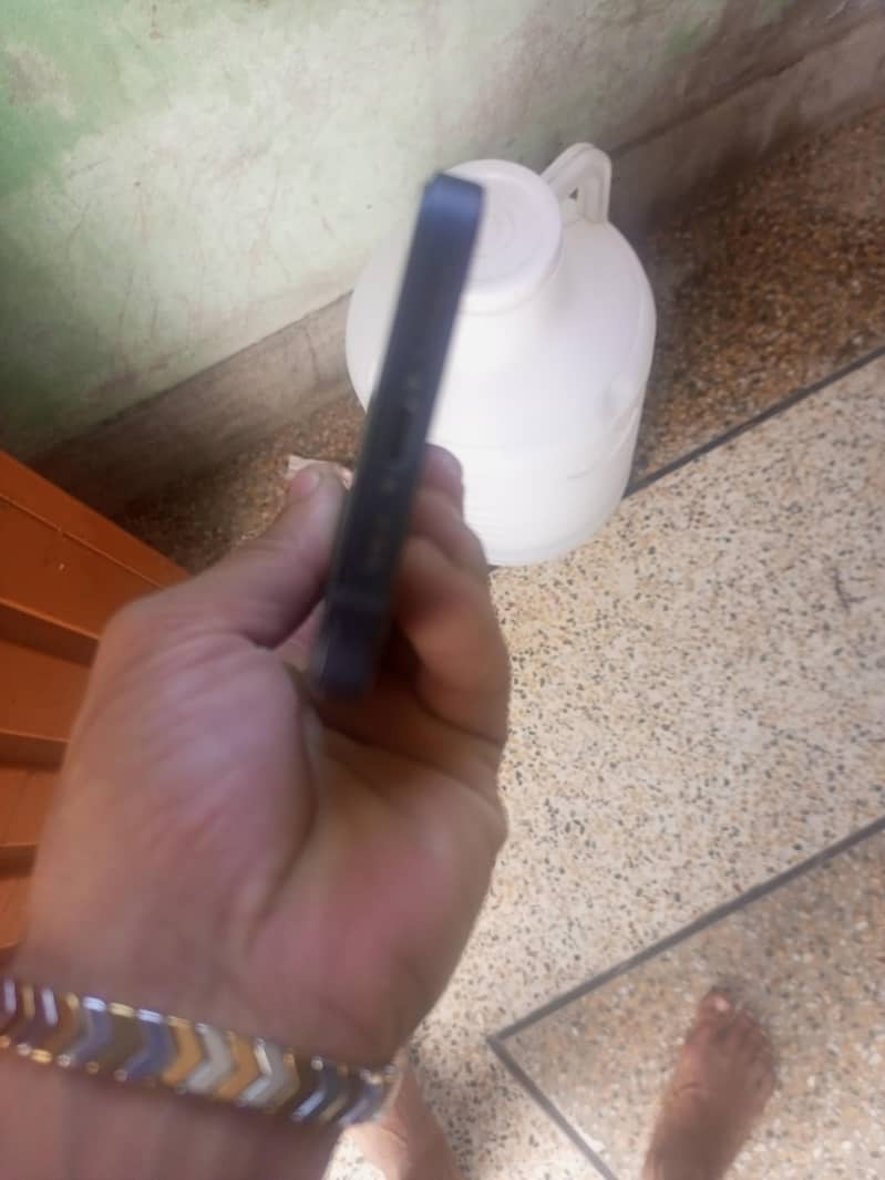 Apple iPhone 12 4